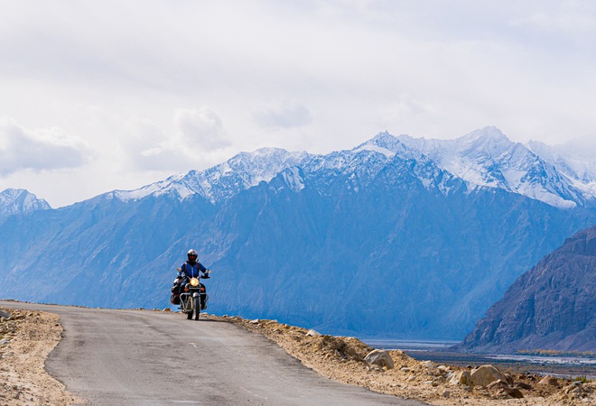 Chạy xe máy dưới núi tuyết tại Ladakh và kỷ niệm lạc đường trong đêm của travel blogger Việt - Ảnh 13.