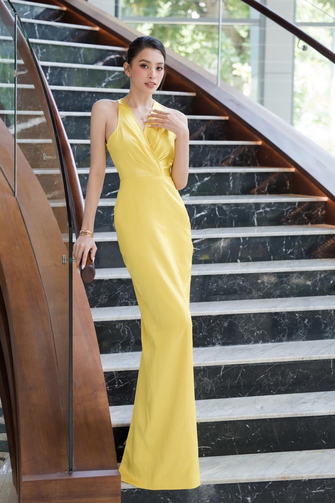 Hoa hậu Tiểu Vy khoe nhan sắc yêu kiều với sắc vàng quyến rũ - Ảnh 1.