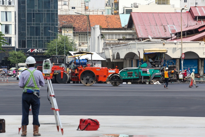 Gấp rút thi công hoàn trả mặt bằng trước chợ Bến Thành sau 5 năm làm nhà ga ngầm Metro - Ảnh 8.