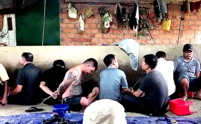 Bắt giữ h&agrave;ng chục con bạc x&oacute;c đĩa ăn tiền ở nơi gi&aacute;p ranh 3 tỉnh - Ảnh 1.