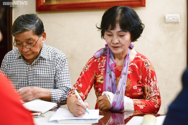 X&uacute;c động m&oacute;n qu&agrave; 20/11 d&agrave;nh tặng c&ocirc; gi&aacute;o tiếng Anh của c&aacute;c học vi&ecirc;n U90 - Ảnh 4.