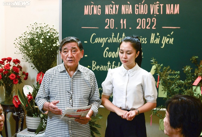 X&uacute;c động m&oacute;n qu&agrave; 20/11 d&agrave;nh tặng c&ocirc; gi&aacute;o tiếng Anh của c&aacute;c học vi&ecirc;n U90 - Ảnh 3.