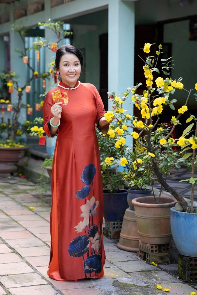 Mẹ chồng quốc dân Ngân Quỳnh hạnh phúc viên mãn ở tuổi U60 - Ảnh 1.