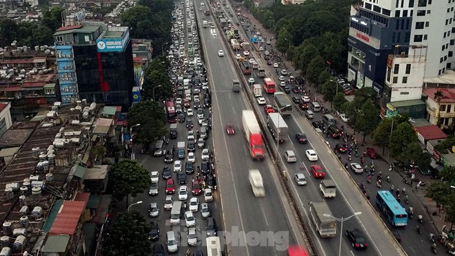 Người Hà Nội ngộp thở vì chôn chân trên đường vành đai 3 từ sáng đến chiều - Ảnh 2.