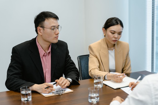 Hiện trạng hụt nh&acirc;n lực v&agrave; g&oacute;c nh&igrave;n từ c&aacute;c nh&agrave; tuyển dụng - Ảnh 1.