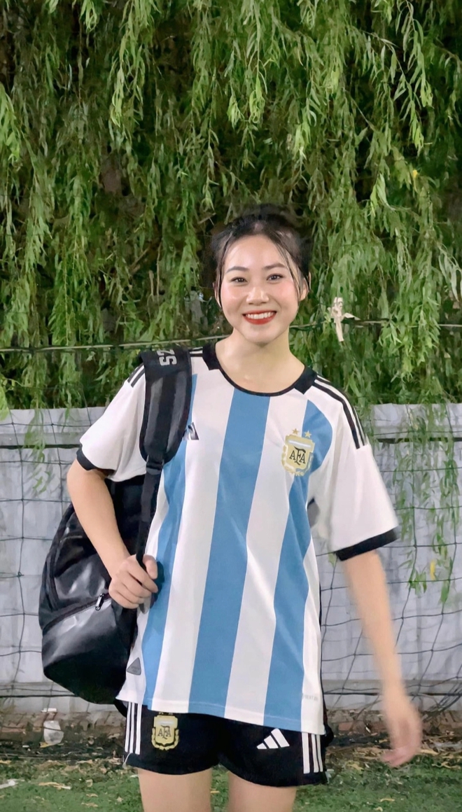 Hot girl Nóng Cùng World Cup 2022: Mê Messi, kỹ năng đá bóng không phải dạng vừa - Ảnh 3.