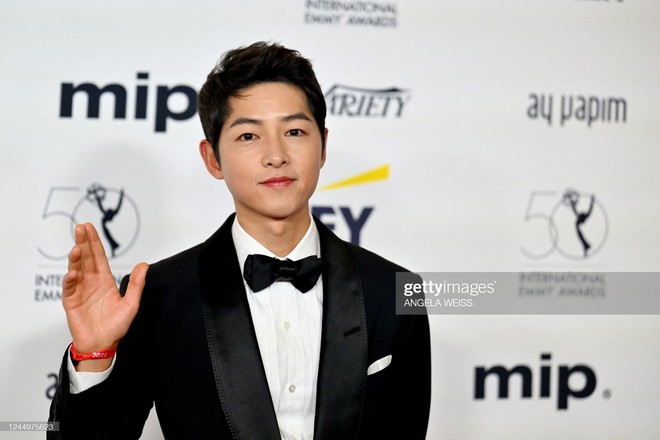 Thảm đỏ Emmy 2022: Song Joong Ki quá bảnh, Bi Rain - Im Si Wan lấn át dàn sao thế giới vì màn đọ chiều cao hài hước - Ảnh 3.