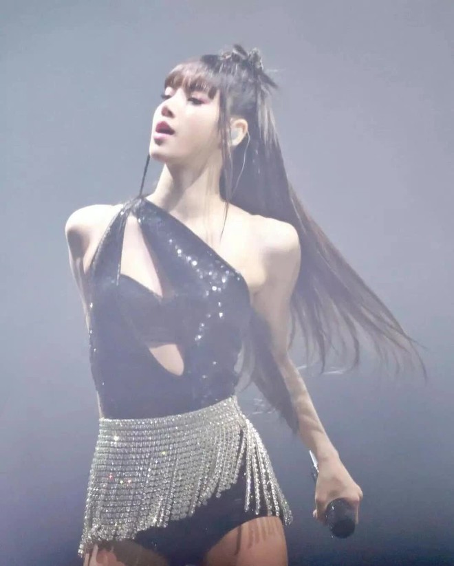 Lisa at the world tour BORN PINK: Burning viewers' eyes with hot outfits, increasing levels of charm - Photo 5.