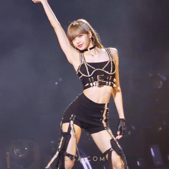 Lisa at the world tour BORN PINK: Burning viewers' eyes with hot outfits, increasing levels of charm - Photo 7.