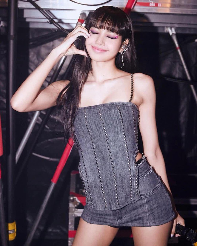 Lisa at the world tour BORN PINK: Burning viewers' eyes with hot outfits, increasing levels of glamor - Photo 6.