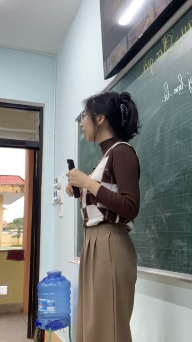 Cô giáo gây sốt TikTok khi khoe style đi dạy 
