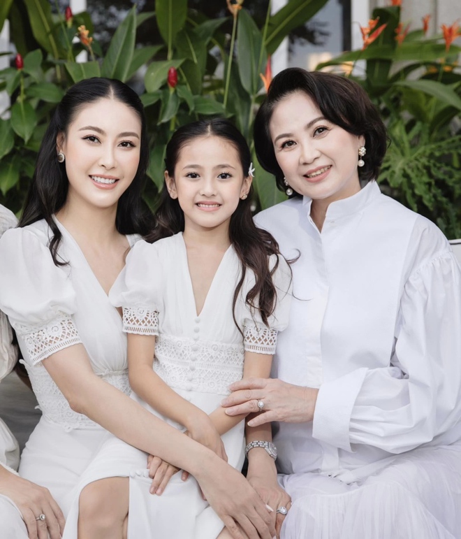 Sao Việt 22/11: Hoa hậu H&agrave; Kiều Anh khoe mẹ ruột trẻ đẹp - Ảnh 2.