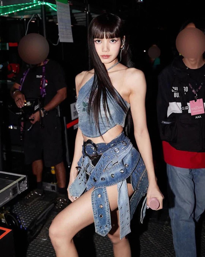 Lisa at the world tour BORN PINK: Burning viewers' eyes with hot outfits, increasing levels of glamor - Photo 6.