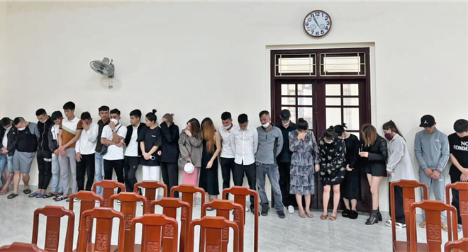 Gần 100 cảnh s&aacute;t đột k&iacute;ch qu&aacute;n bar, ph&aacute;t hiện 25 người ph&ecirc; ma t&uacute;y - Ảnh 2.