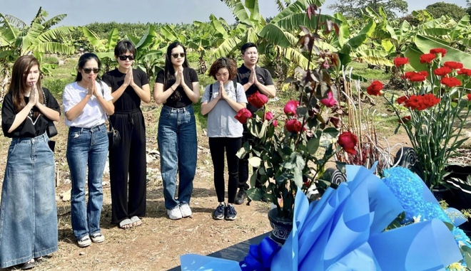 Sao Việt 24/11: Thanh Hương Người Phán Xử thăm mộ NSND Hoàng Dũng - Ảnh 2.