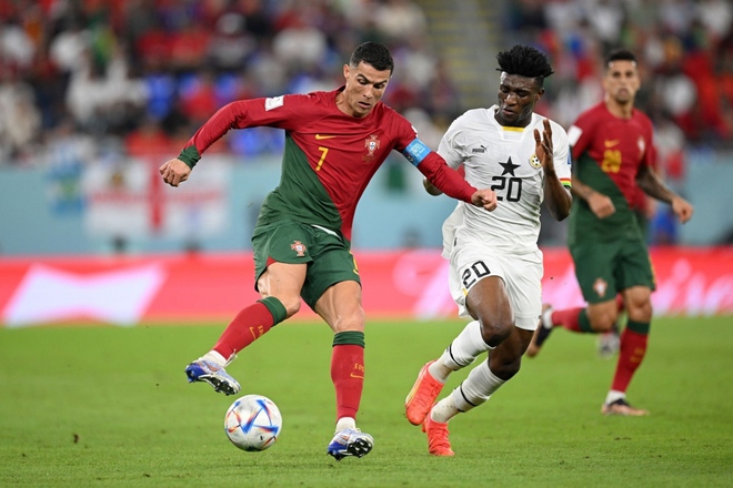 Ronaldo rưng rưng nước mắt hát quốc ca trận Bồ Đào Nha vs Ghana - Ảnh 9.