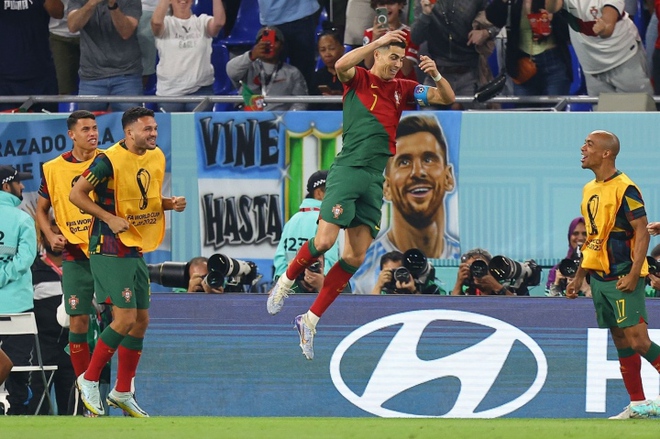 Ánh mắt ngưỡng mộ của Messi làm nền cho màn ăn mừng của Ronaldo - Ảnh 1.