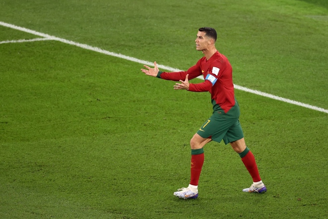 Ronaldo rưng rưng nước mắt hát quốc ca trận Bồ Đào Nha vs Ghana - Ảnh 8.