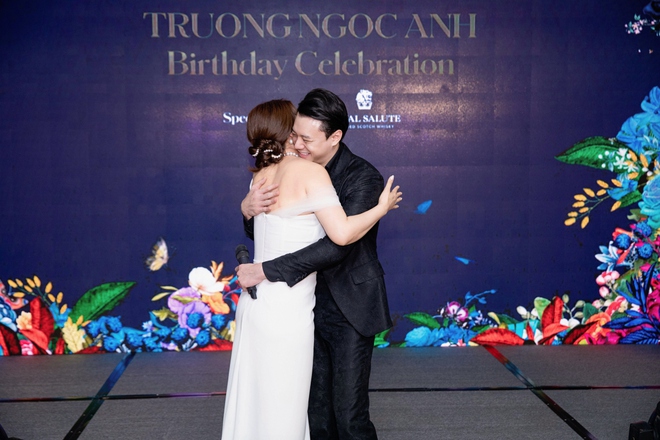 Trương Ngọc Ánh ôm bạn trai Anh Dũng trong tiệc mừng sinh nhật muộn - Ảnh 3.