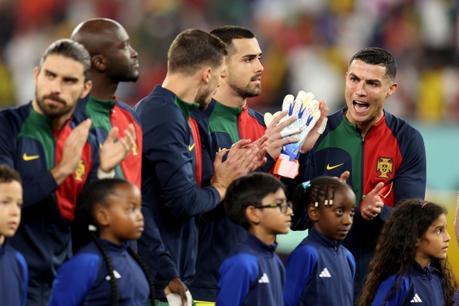 Ronaldo rưng rưng nước mắt hát quốc ca trận Bồ Đào Nha vs Ghana - Ảnh 4.