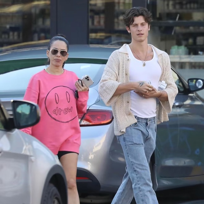 Chia tay Camila, Shawn Mendes công khai yêu bác sĩ chỉnh hình 50 tuổi? - Ảnh 2.