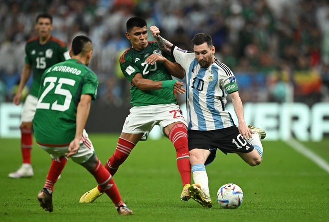 Siêu nhân Messi giải cứu Argentina trước Mexico - Ảnh 1.