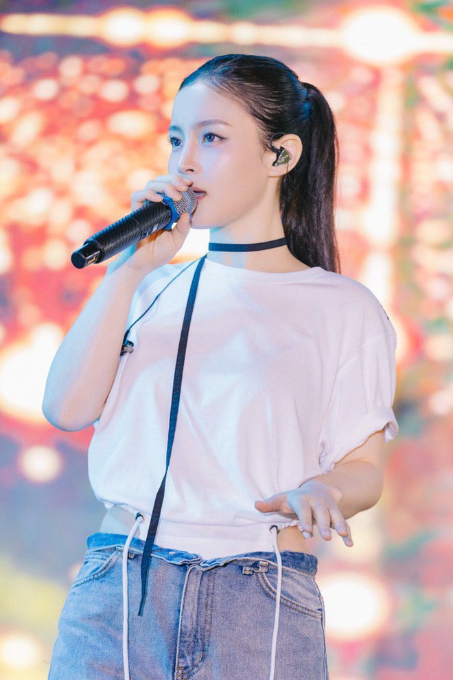 Lee Hi khiến khán giả vỡ òa với loạt hit đình đám, Isaac gặp sự cố âm thanh tại lễ hội văn hoá Việt - Hàn - Ảnh 2.