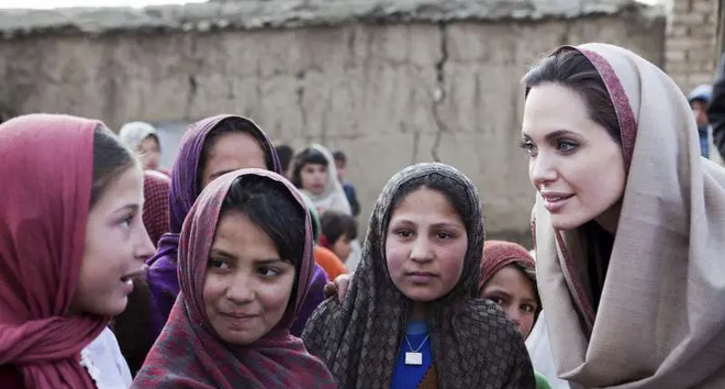 Angelina Jolie: Hành trình trở thành nhà hoạt động xã hội nhiệt huyết và nỗ lực làm một người mẹ đủ tốt - Ảnh 3.
