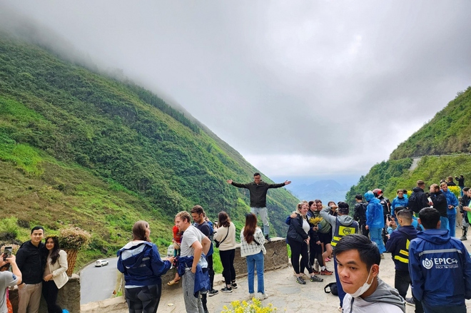 Du khách ùn ùn đổ về, Hà Giang tắc đường, chợ đêm Đồng Văn đông nghẹt thở - Ảnh 3.