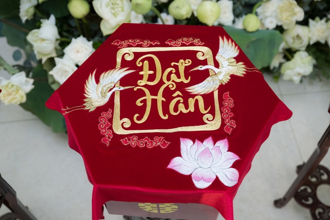 Hoa hậu Ngọc Hân ngồi xe mui trần cổ trong lễ rước dâu - Ảnh 4.