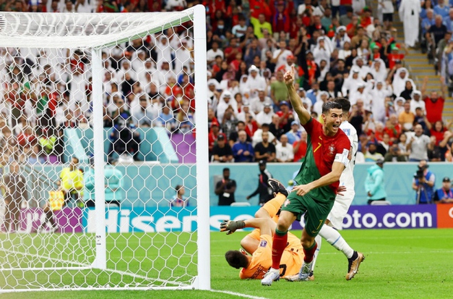 Bruno Fernandes tỏa s&aacute;ng gi&uacute;p Bồ Đ&agrave;o Nha đ&aacute;nh bại Uruguay, vượt qua v&ograve;ng bảng - Ảnh 2.