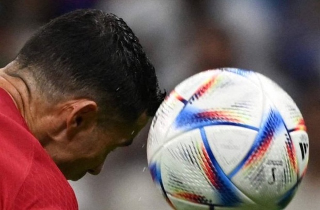 Ronaldo ăn mừng ghi bàn bằng sợi tóc, dân mạng đặt biệt danh mới nhái Maradona - Ảnh 1.