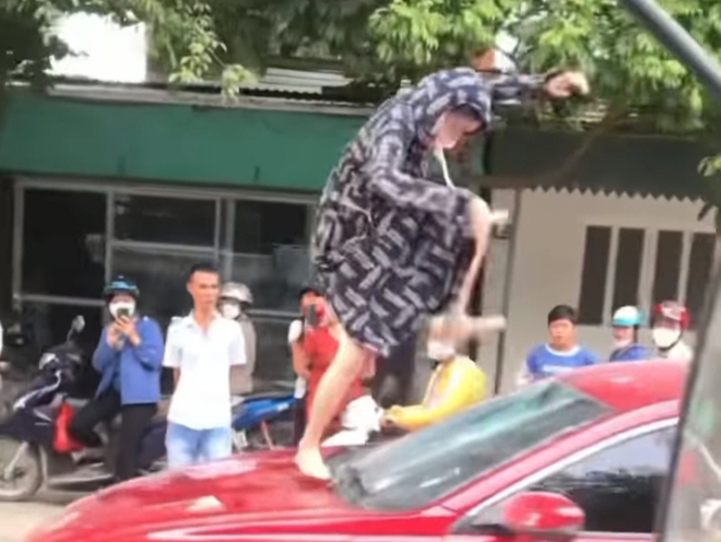 Người phụ nữ tung cước đạp vỡ k&iacute;nh &ocirc; t&ocirc;, cắn đứt tai c&ocirc; g&aacute;i bị khởi tố - Ảnh 1.