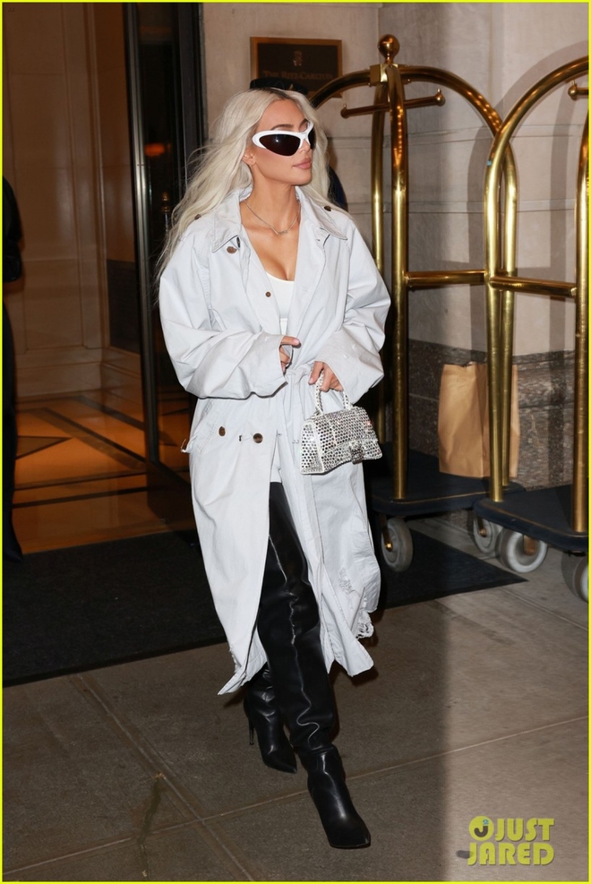 Kim Kardashian nhuộm tóc bạch kim, lên đồ sành điệu đi ăn tối cùng bạn bè - Ảnh 7.