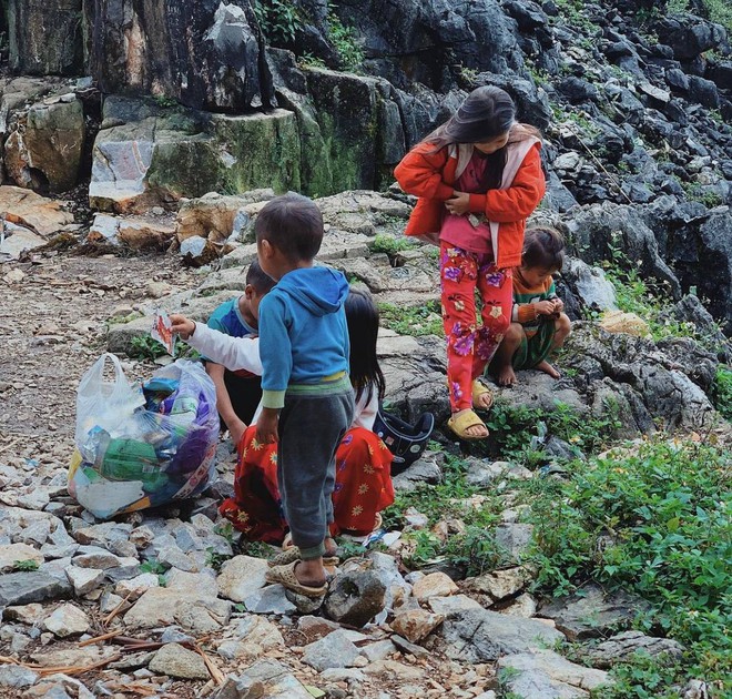 Tình trạng xả rác ở đèo Mã Pí Lèng và hành động đáng trân trọng của các em nhỏ vùng cao - Ảnh 4.