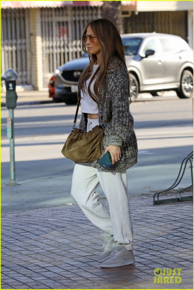 Jennifer Lopez tự tin để mặt mộc đi chơi c&ugrave;ng chồng trẻ - Ảnh 5.