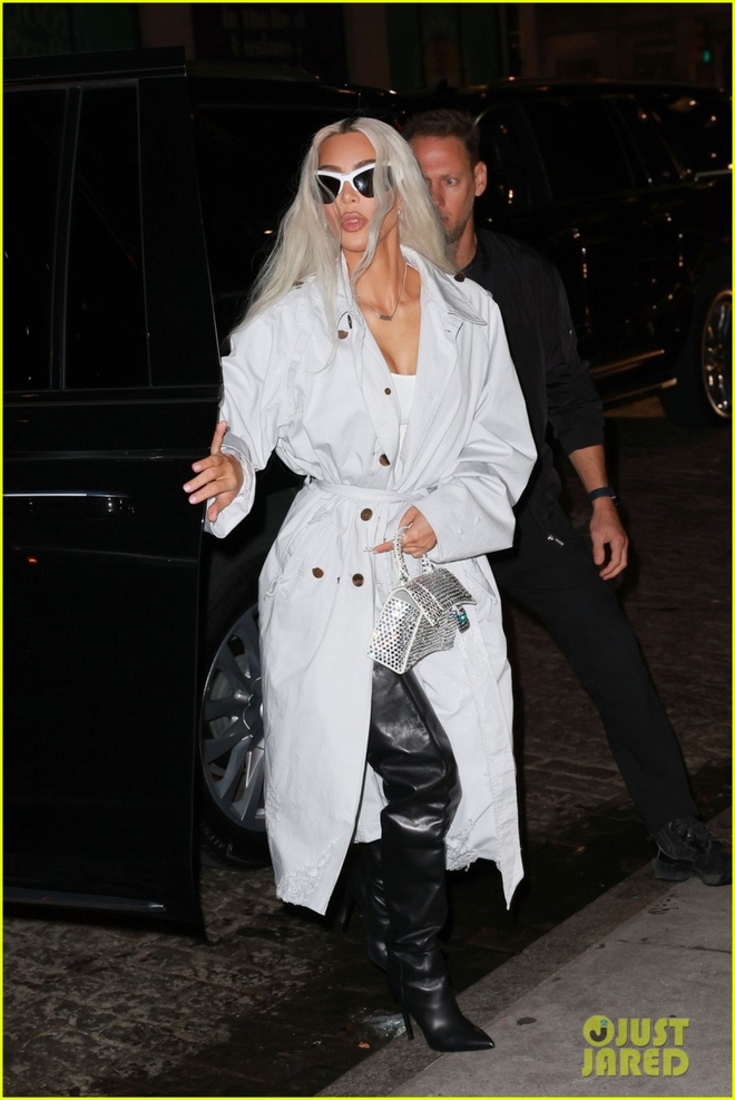 Kim Kardashian nhuộm tóc bạch kim, lên đồ sành điệu đi ăn tối cùng bạn bè - Ảnh 5.