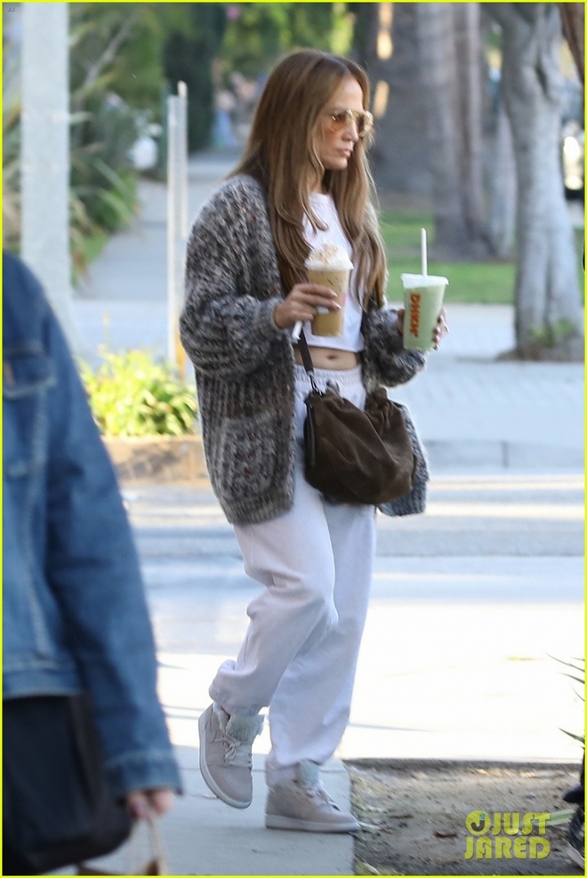 Jennifer Lopez tự tin để mặt mộc đi chơi c&ugrave;ng chồng trẻ - Ảnh 2.