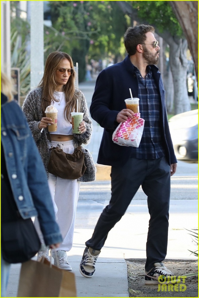 Jennifer Lopez tự tin để mặt mộc đi chơi c&ugrave;ng chồng trẻ - Ảnh 1.