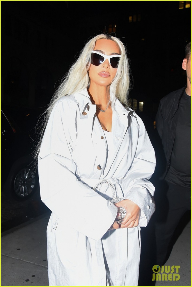 Kim Kardashian nhuộm tóc bạch kim, lên đồ sành điệu đi ăn tối cùng bạn bè - Ảnh 2.