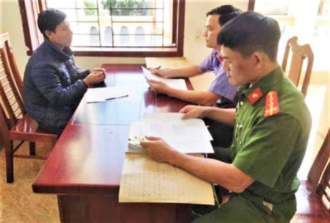 Phụ huynh vác dao xông vào trường học: Hiệu trưởng rút đơn tố cáo - Ảnh 2.
