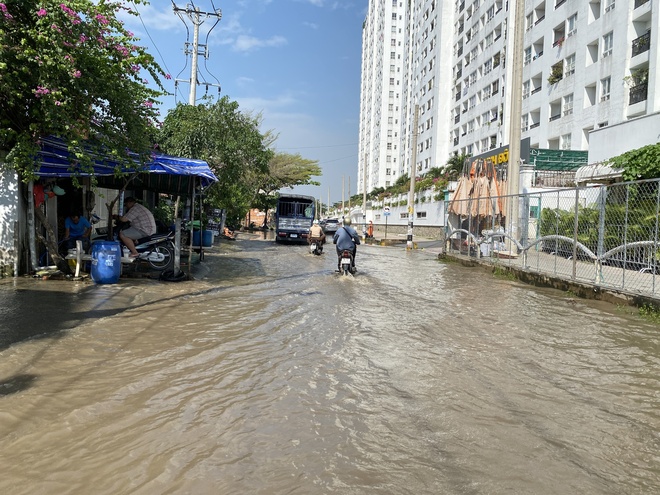 TP.HCM: Nước ngập hơn 12 tiếng chưa rút, phương tiện chết máy la liệt - Ảnh 2.