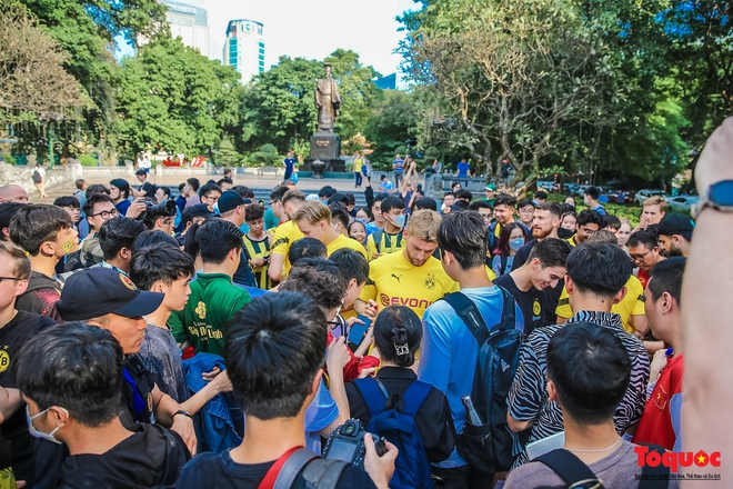 Cầu thủ Borussia Dortmund thích thú với xích lô, cà phê vỉa hè tại Hà Nội - Ảnh 8.