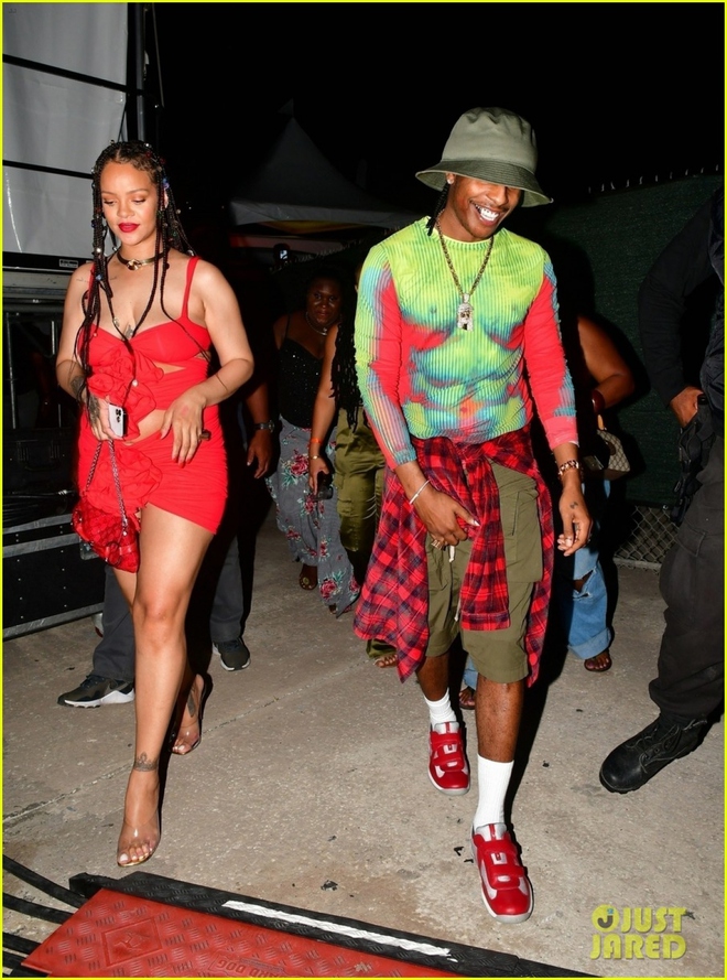 Rihanna diện đầm cut-out nổi bật đi xem ca nhạc cùng bạn trai tại quê nhà - Ảnh 7.