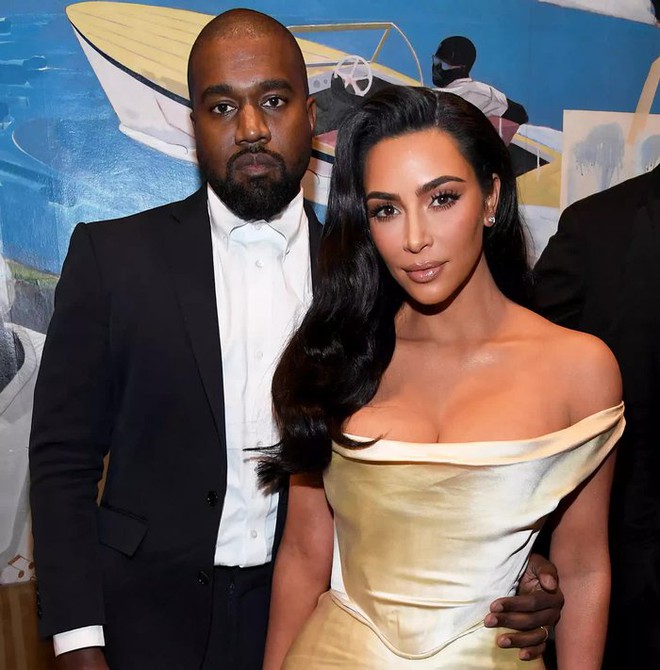Kanye West chính thức ly hôn Kim Kardashian, phải nộp 4,9 tỷ/tháng nuôi con - Ảnh 1.