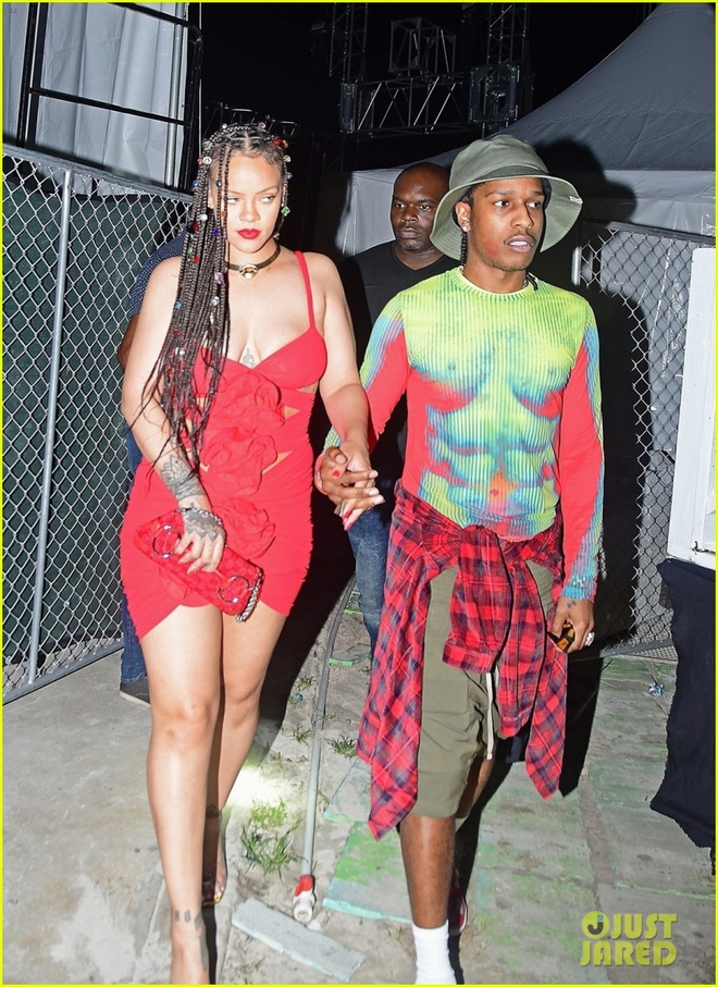 Rihanna diện đầm cut-out nổi bật đi xem ca nhạc cùng bạn trai tại quê nhà - Ảnh 6.