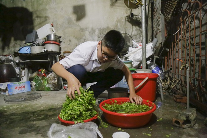 Gặp cậu bé 12 tuổi cứu người đàn ông mắc kẹt trên đường ray: “Dù rất sợ hãi nhưng cháu nghĩ nếu cứ đứng nhìn, chắc chắn bác ấy sẽ gặp nạn” - Ảnh 8.