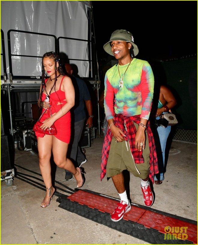 Rihanna diện đầm cut-out nổi bật đi xem ca nhạc cùng bạn trai tại quê nhà - Ảnh 2.