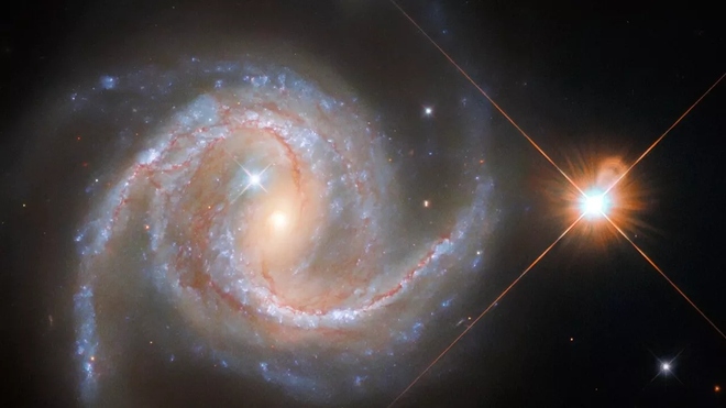 Ngắm thiên hà xoắn ốc đẹp như tranh vẽ từ kính viễn vọng Hubble - Ảnh 1.