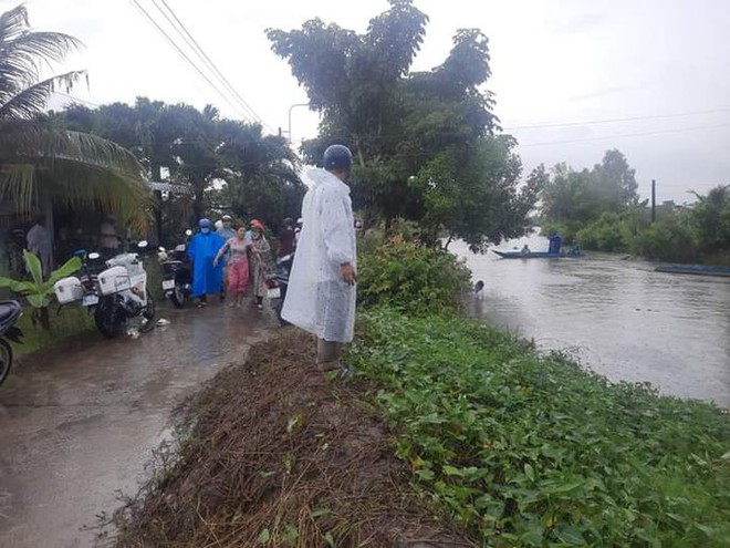 Xe máy rơi xuống sông, nữ sinh tử vong trên đường đến trường - Ảnh 1.